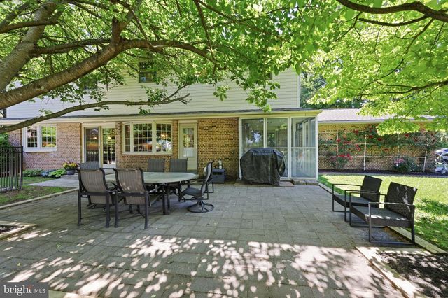 10 PHEASANT DR, Holland, PA 18966