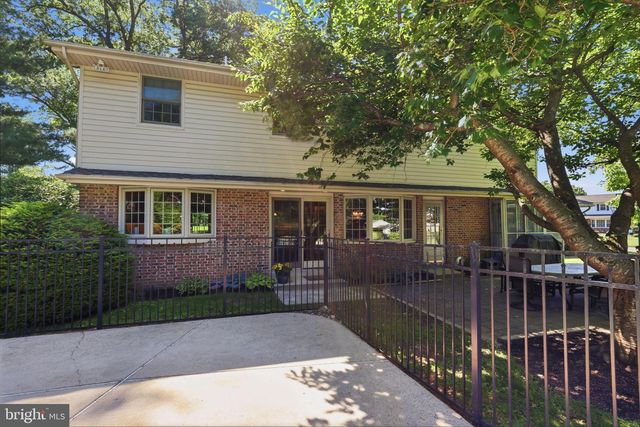 10 PHEASANT DR, Holland, PA 18966