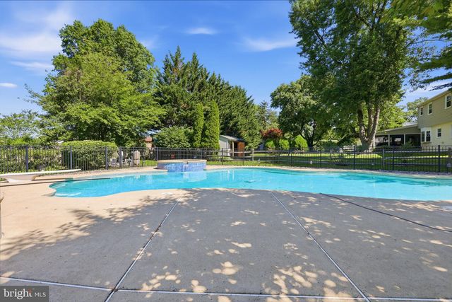 10 PHEASANT DR, Holland, PA 18966