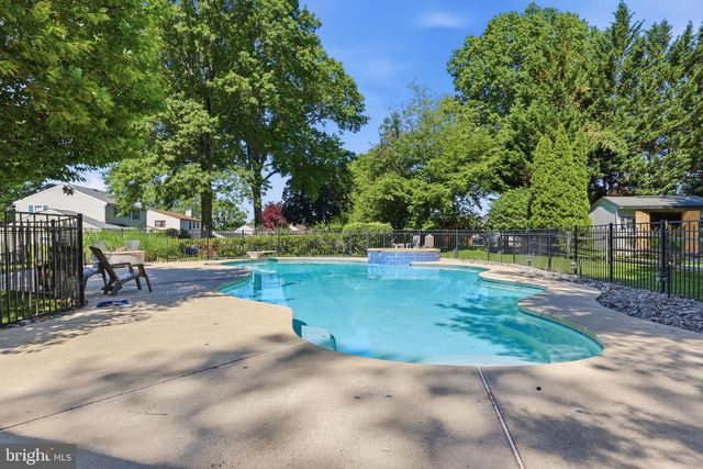 10 PHEASANT DR, Holland, PA 18966