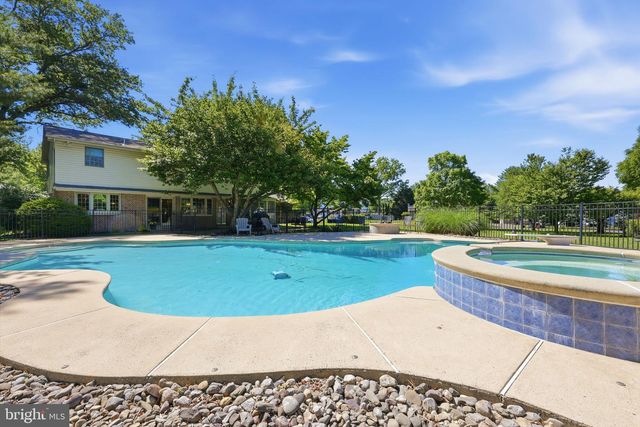 10 PHEASANT DR, Holland, PA 18966