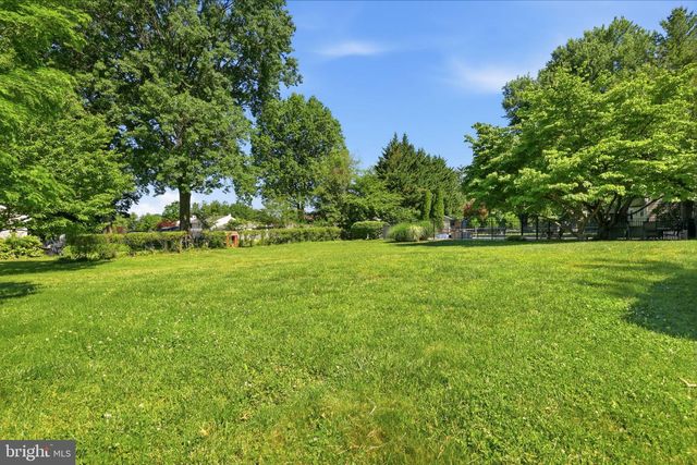 10 PHEASANT DR, Holland, PA 18966