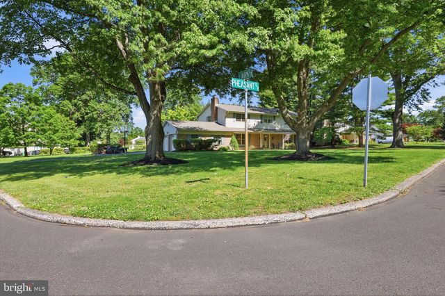 10 PHEASANT DR, Holland, PA 18966