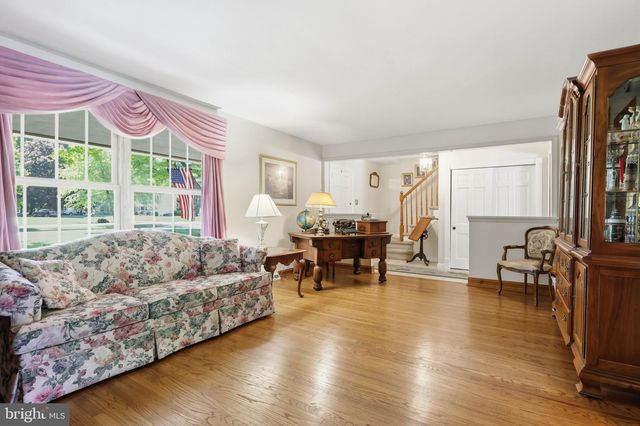 10 PHEASANT DR, Holland, PA 18966