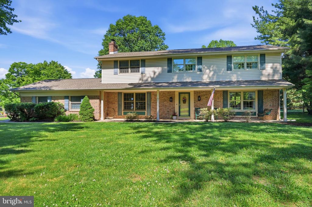 10 PHEASANT DR, Holland, PA 18966