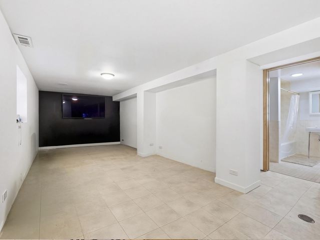 5320 N Lovejoy Avenue, Chicago, IL 60630