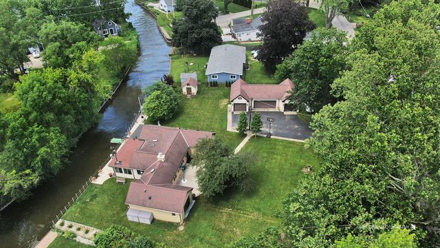 9425 Byrne Drive, Fox River Grove, IL 60021