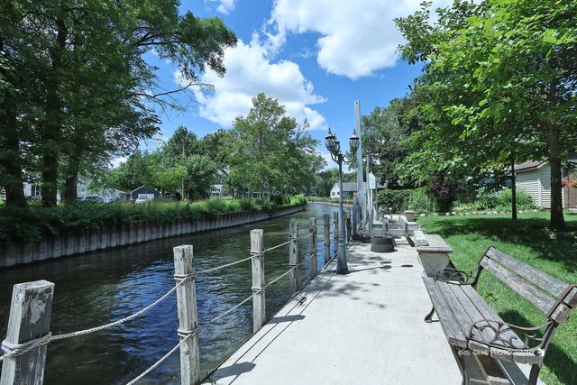 9425 Byrne Drive, Fox River Grove, IL 60021