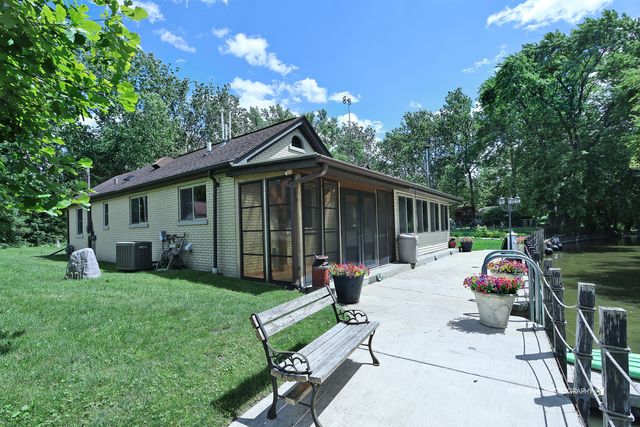 9425 Byrne Drive, Fox River Grove, IL 60021