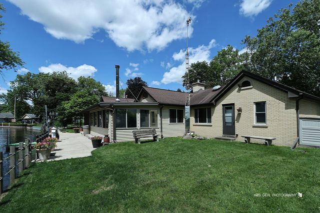 9425 Byrne Drive, Fox River Grove, IL 60021