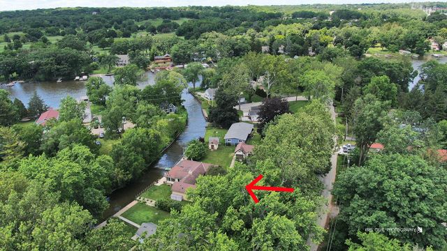 9425 Byrne Drive, Fox River Grove, IL 60021