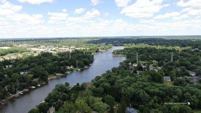 9425 Byrne Drive, Fox River Grove, IL 60021