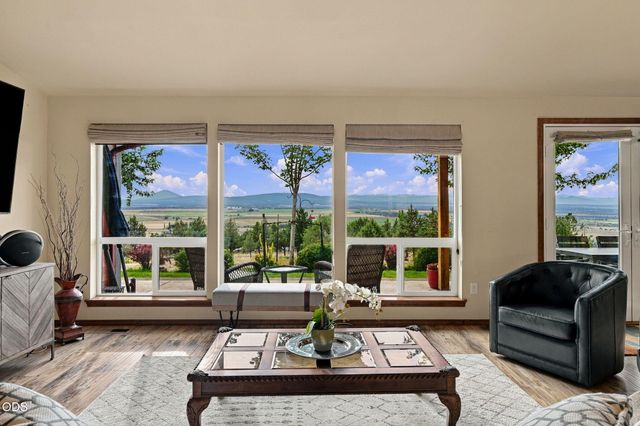 10835 SW Mintken Lane, Culver, OR 97734