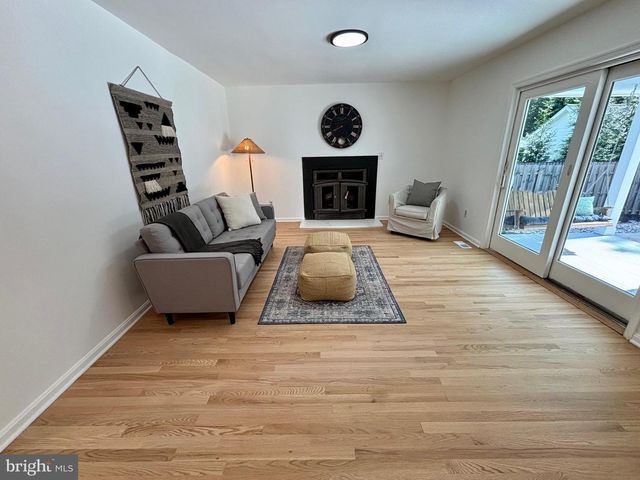 1004-A HARBOR DR, Annapolis, MD 21403