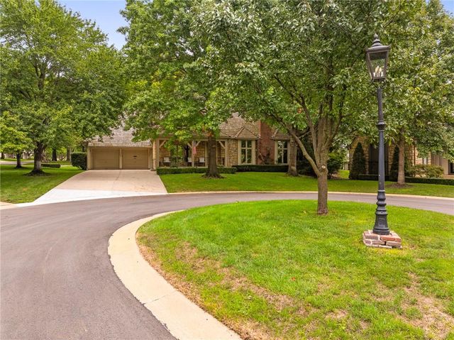 61 Le Mans Court, Prairie Village, KS 66208