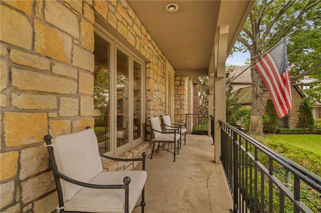 61 Le Mans Court, Prairie Village, KS 66208