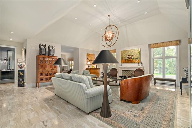 61 Le Mans Court, Prairie Village, KS 66208
