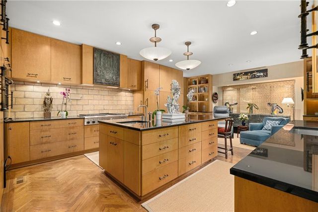 61 Le Mans Court, Prairie Village, KS 66208