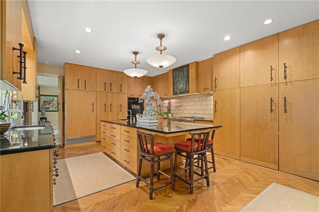61 Le Mans Court, Prairie Village, KS 66208