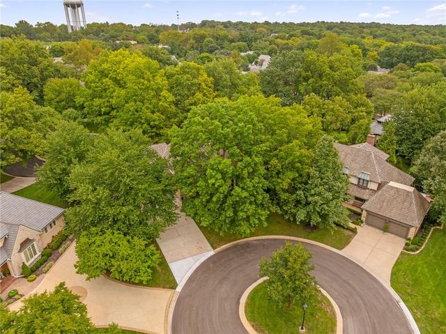 61 Le Mans Court, Prairie Village, KS 66208