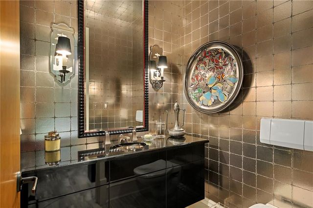 61 Le Mans Court, Prairie Village, KS 66208