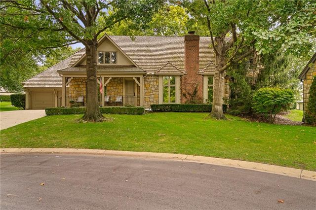61 Le Mans Court, Prairie Village, KS 66208