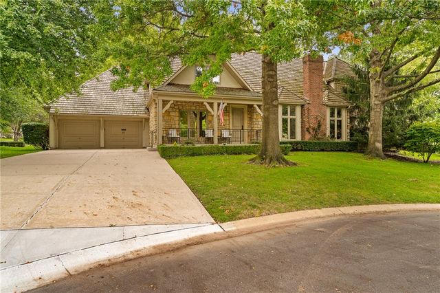 61 Le Mans Court, Prairie Village, KS 66208