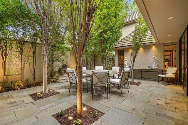61 Le Mans Court, Prairie Village, KS 66208