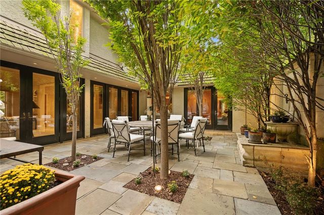 61 Le Mans Court, Prairie Village, KS 66208