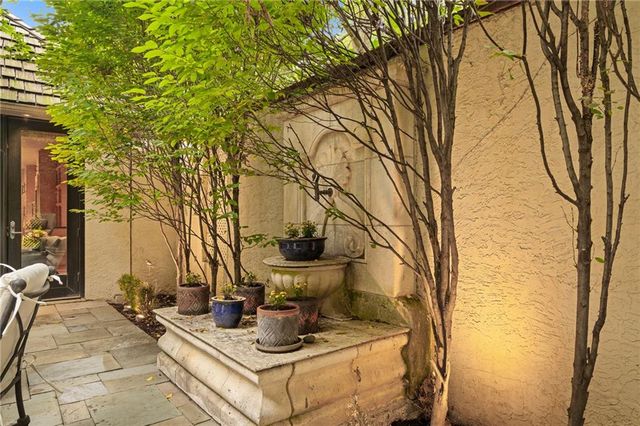 61 Le Mans Court, Prairie Village, KS 66208