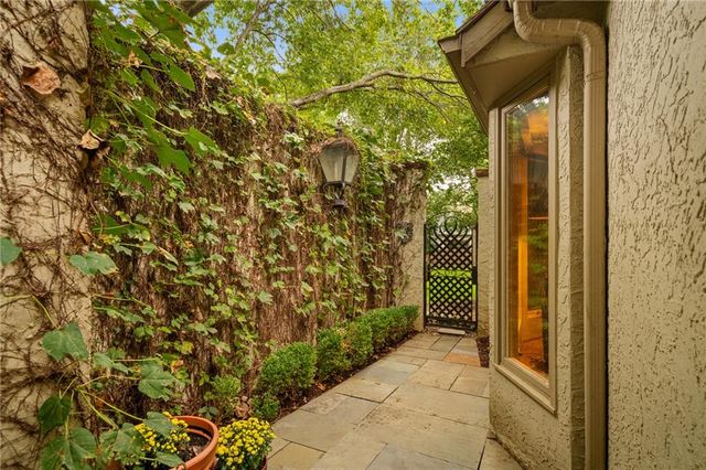 61 Le Mans Court, Prairie Village, KS 66208