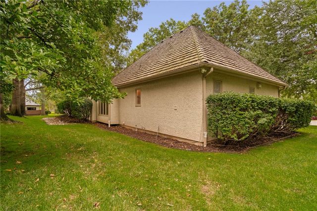 61 Le Mans Court, Prairie Village, KS 66208