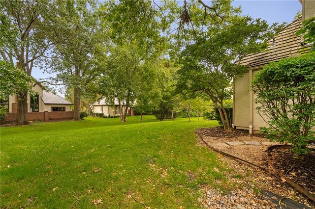 61 Le Mans Court, Prairie Village, KS 66208