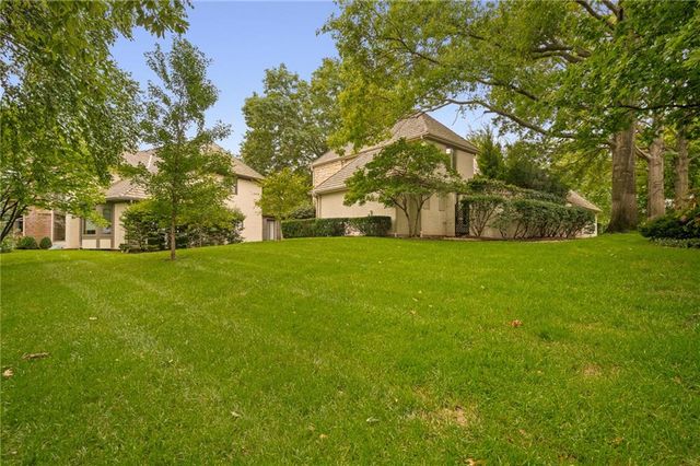 61 Le Mans Court, Prairie Village, KS 66208