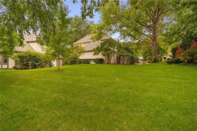 61 Le Mans Court, Prairie Village, KS 66208