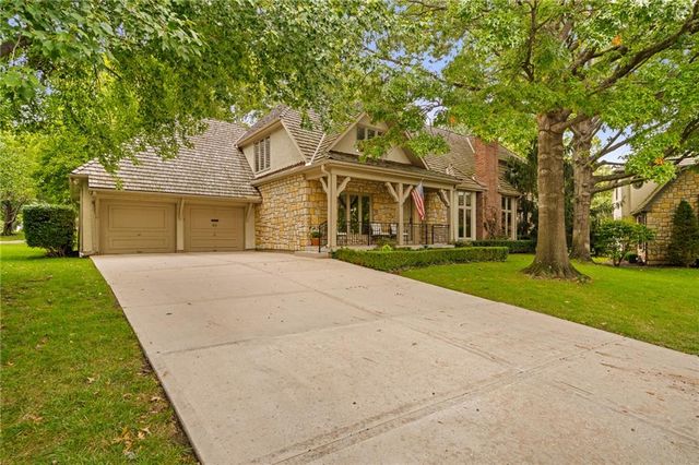 61 Le Mans Court, Prairie Village, KS 66208