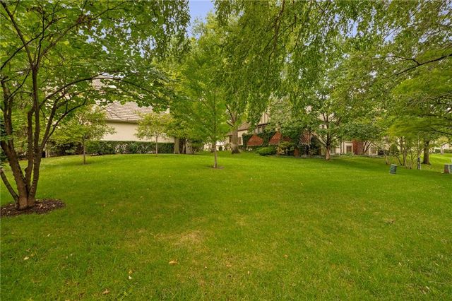 61 Le Mans Court, Prairie Village, KS 66208