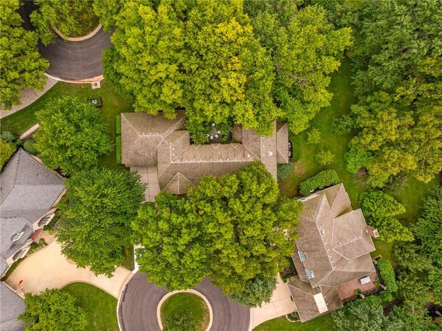 61 Le Mans Court, Prairie Village, KS 66208