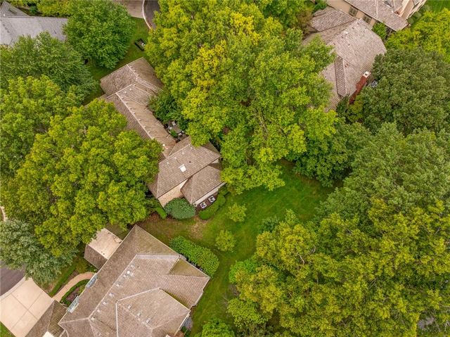 61 Le Mans Court, Prairie Village, KS 66208
