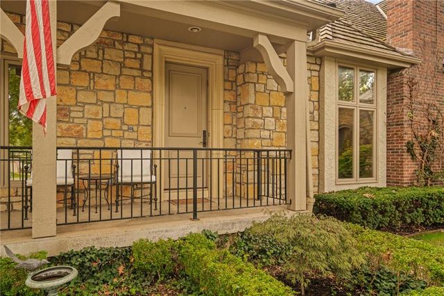 61 Le Mans Court, Prairie Village, KS 66208