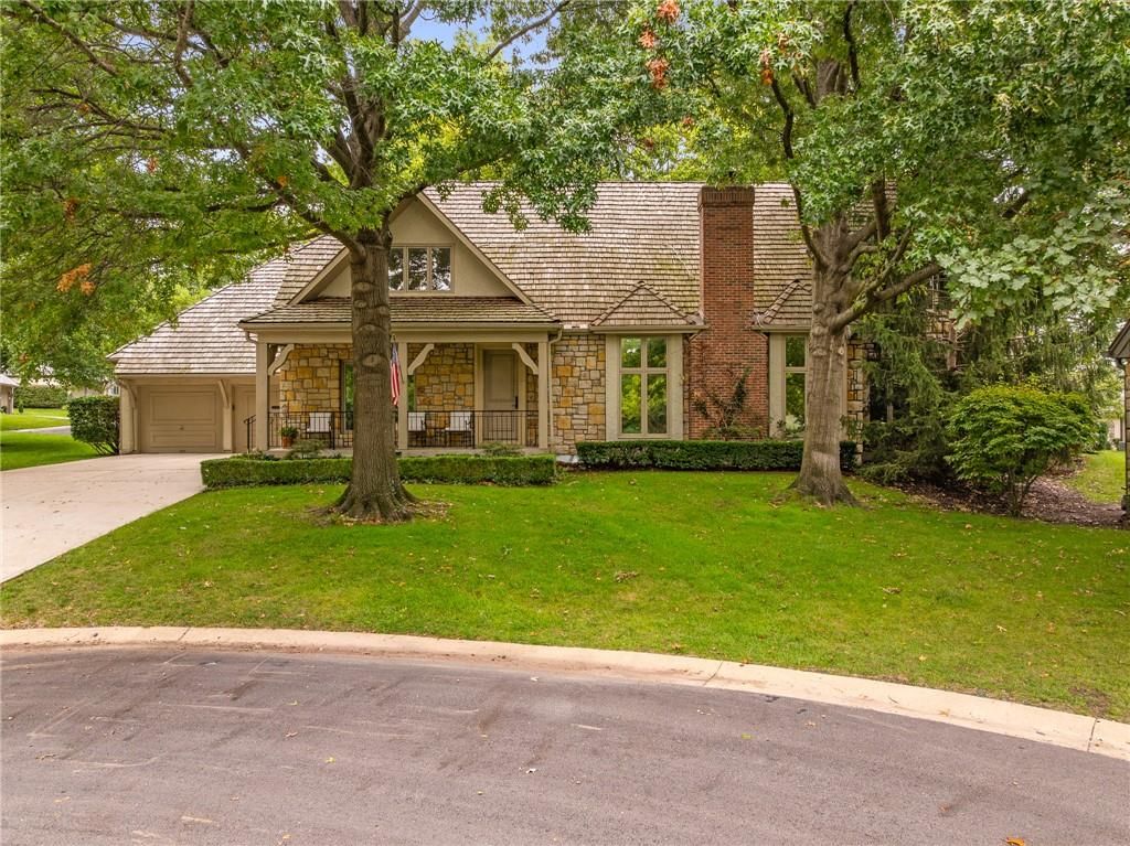 61 Le Mans Court, Prairie Village, KS 66208