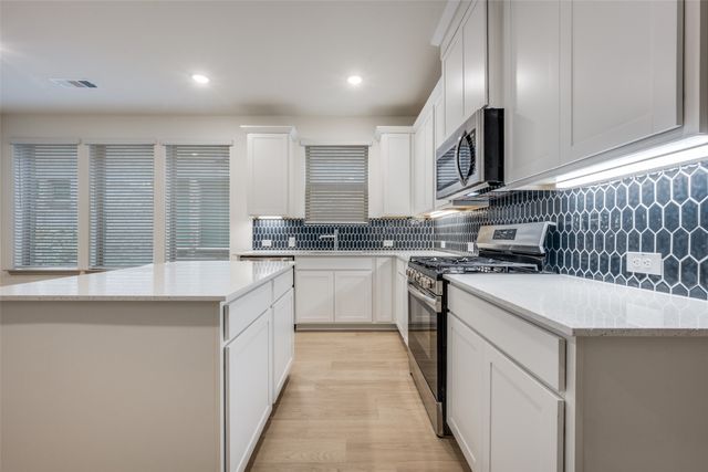 512 Parkside Drive, Argyle, TX 76226