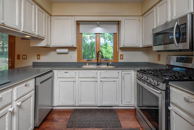 8319 S Woodridge DRIVE, Oak Creek, WI 53154