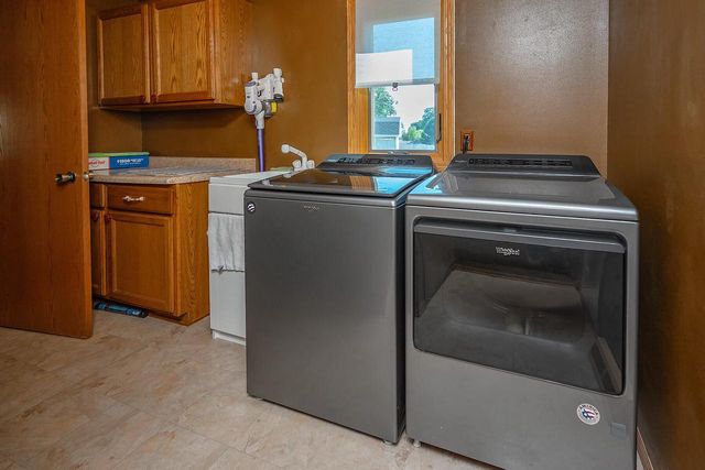 8319 S Woodridge DRIVE, Oak Creek, WI 53154