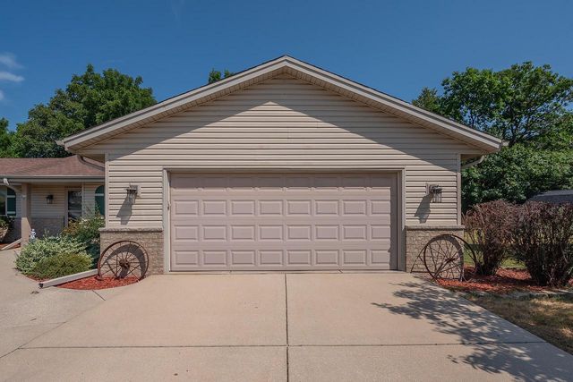8319 S Woodridge DRIVE, Oak Creek, WI 53154