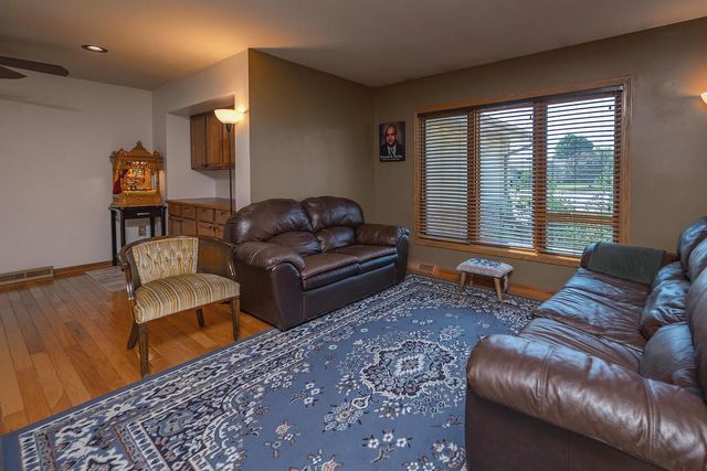 8319 S Woodridge DRIVE, Oak Creek, WI 53154