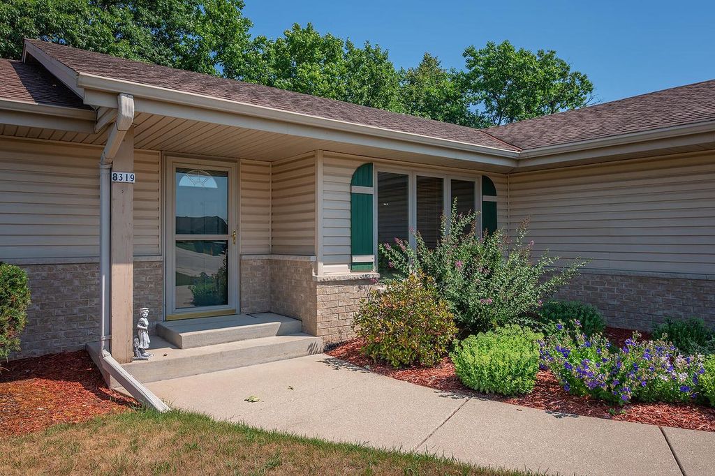 8319 S Woodridge DRIVE, Oak Creek, WI 53154