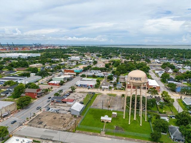 116 S 3rd Street, La Porte, TX 77571