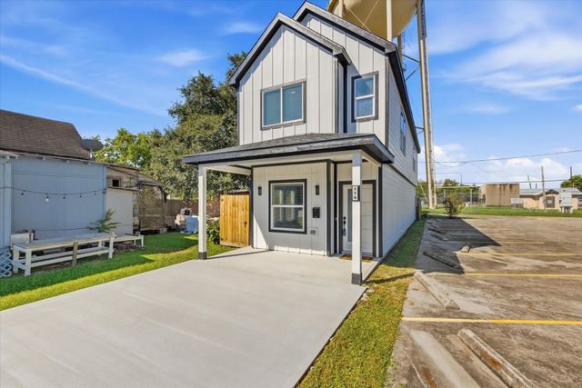 116 S 3rd Street, La Porte, TX 77571