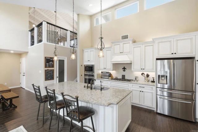10510 Grandview Drive, La Mesa, CA 91941